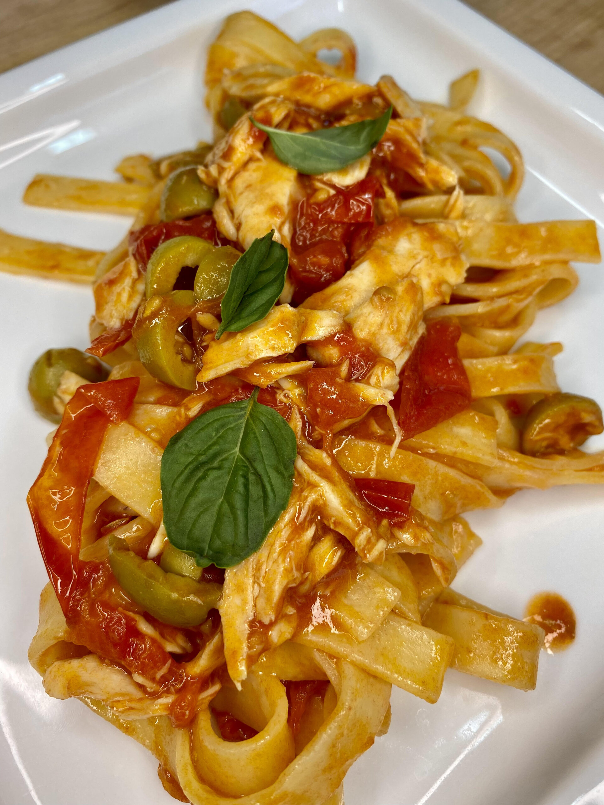 Tagliatelle pomodorini tonno e olive verdi - Pastificio La Sfoglia d'oro